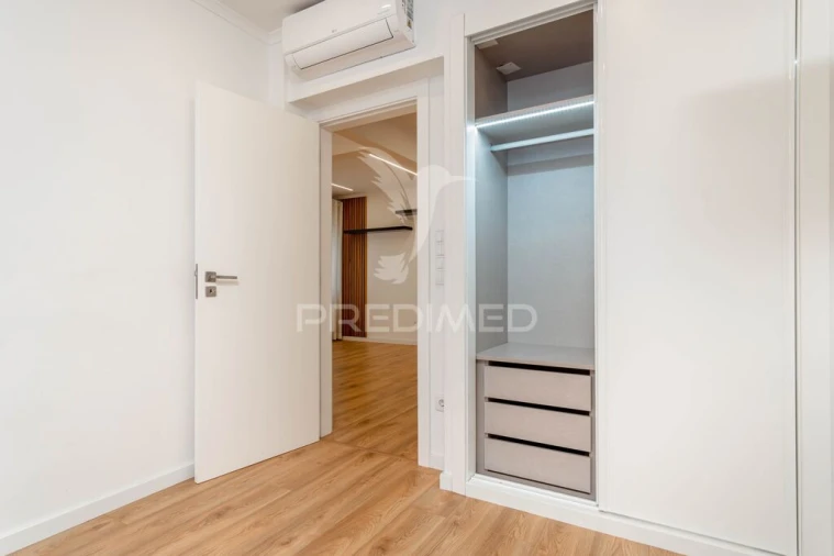 Moradia T4 para Venda em Mina de Água Foto 16