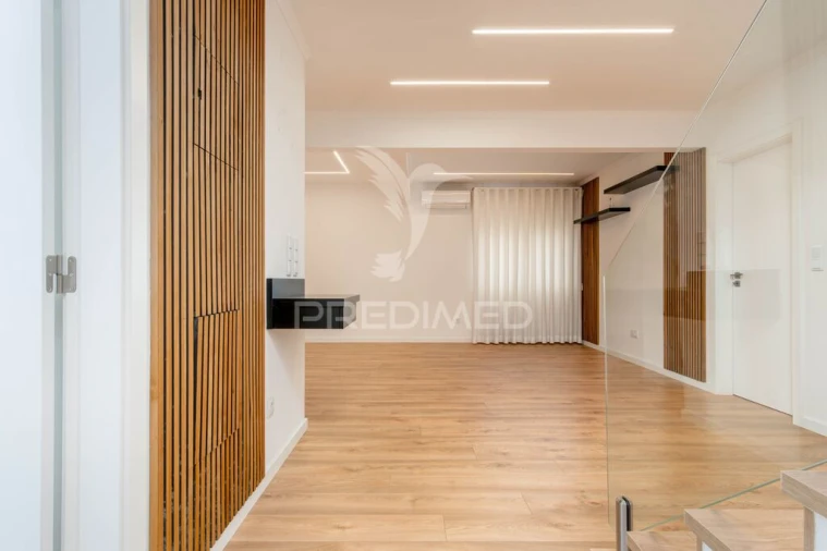 Moradia T4 para Venda em Mina de Água Foto 4