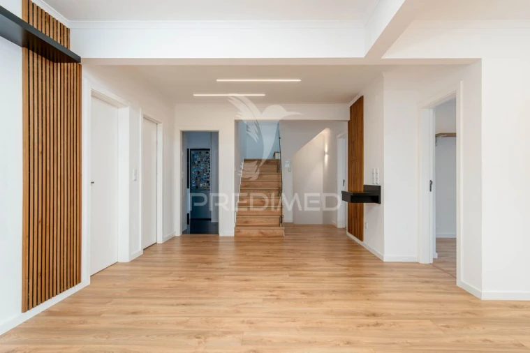 Moradia T4 para Venda em Mina de Água Foto 5