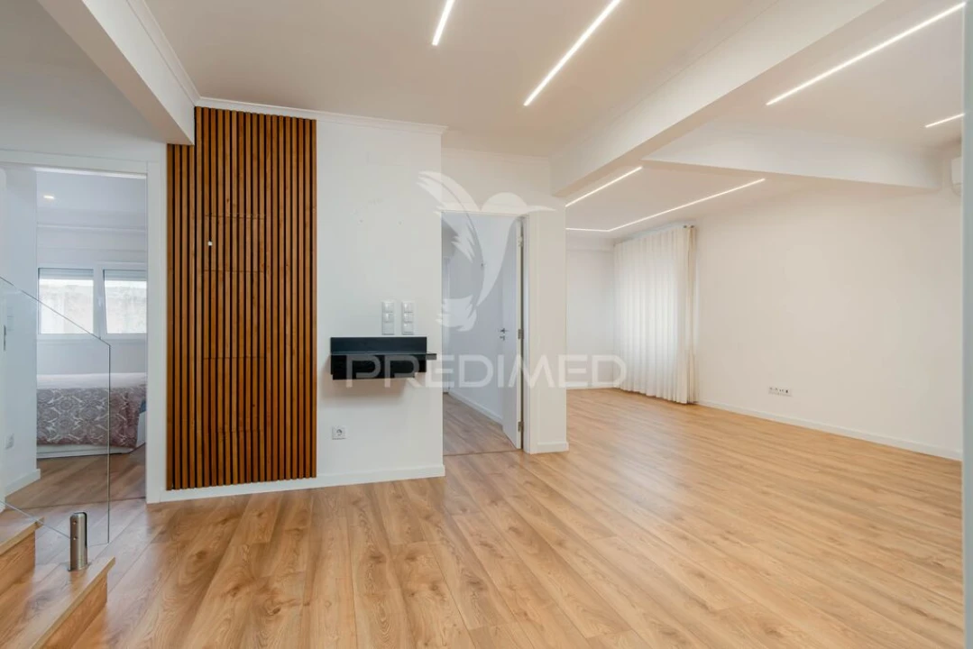 Moradia T4 para Venda em Mina de Água Foto 14