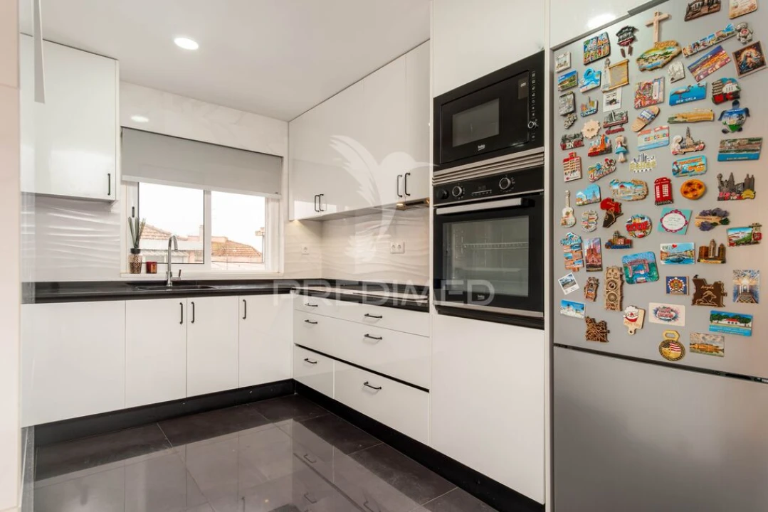 Moradia T4 para Venda em Mina de Água Foto 9