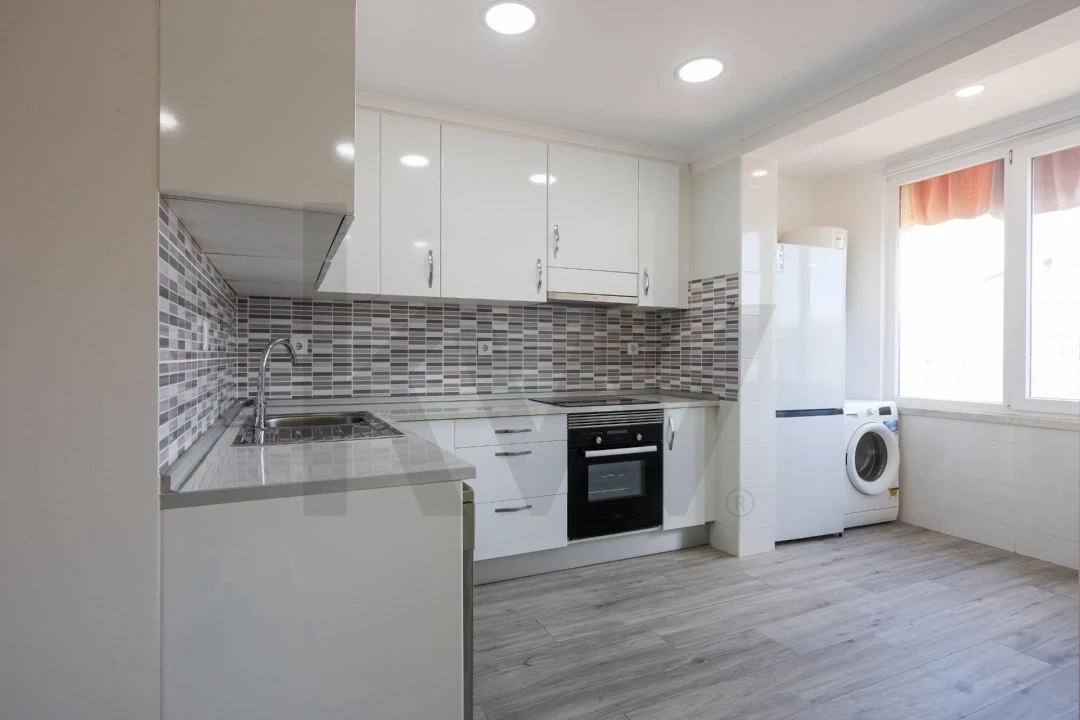 Apartamento T2 para Arrendamento em Santo António dos Cavaleiros e Frielas Foto 3