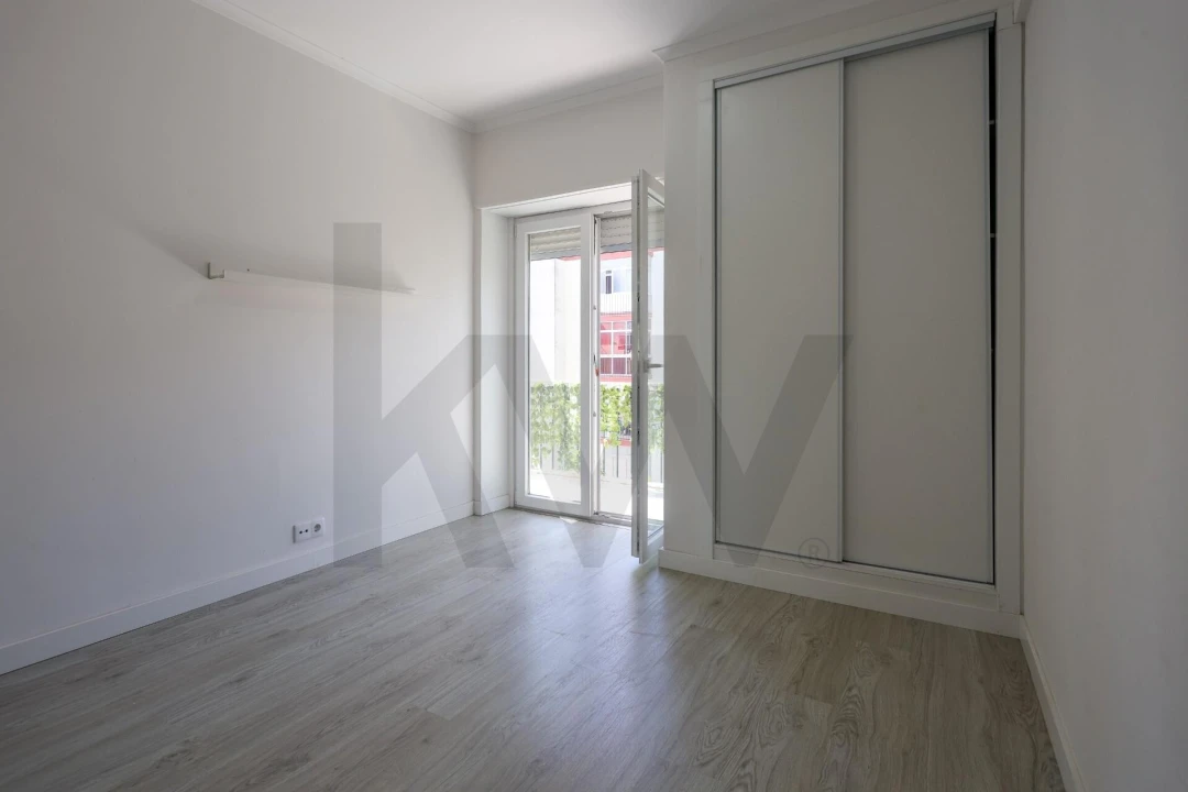 Apartamento T2 para Arrendamento em Santo António dos Cavaleiros e Frielas Foto 13