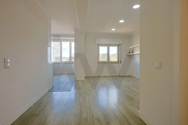 Apartamento T2 para Arrendamento em Santo António dos Cavaleiros e Frielas Foto 1