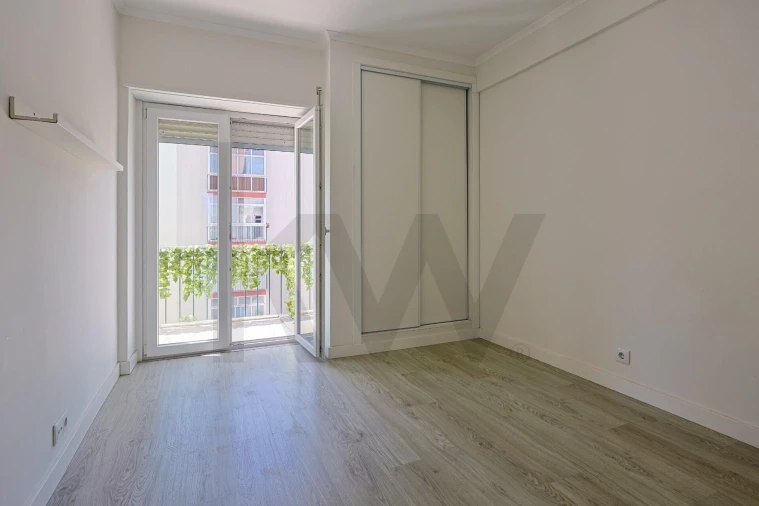 Apartamento T2 para Arrendamento em Santo António dos Cavaleiros e Frielas Foto 12