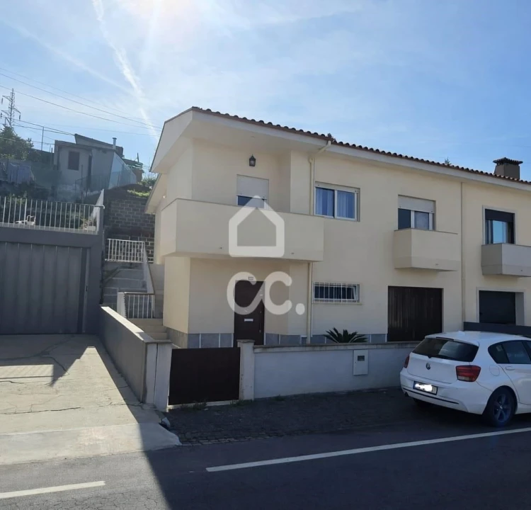 Moradia T3 para Venda em Selho (São Jorge) Foto 1