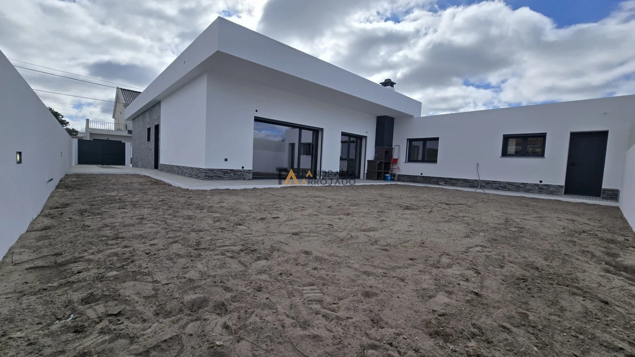 Moradia T4 para Venda em Fernao Ferro Foto 1