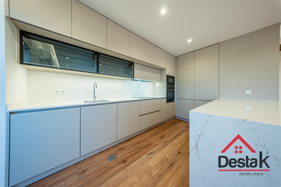 Apartamento T4 para Arrendamento em Viseu Foto 8