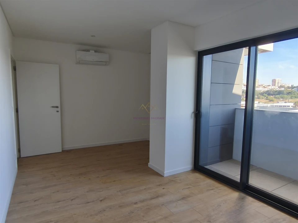 Apartamento T5 para Venda em Carnaxide e Queijas Foto 31