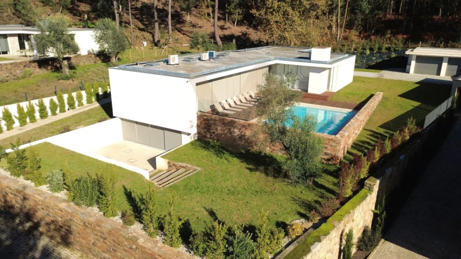 Moradia T4 para Venda em Fornelos e Queijada