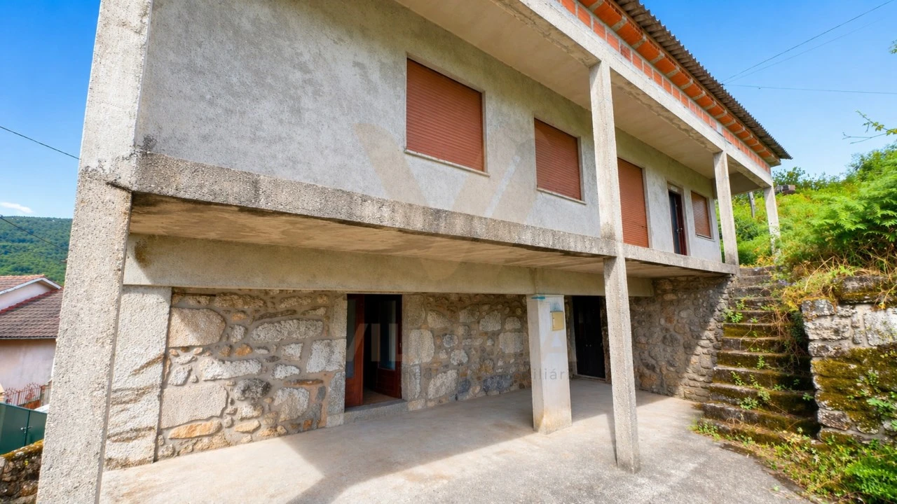 Moradia T3 para Venda em Bárrio e Cepões Foto 2