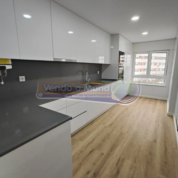 Apartamento T3 para Venda em Póvoa de Santa Iria e Forte da Casa Foto 1