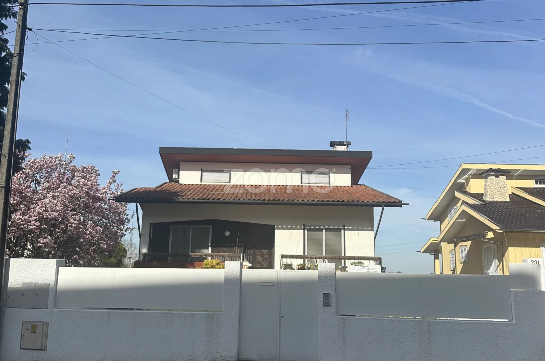 Moradia T6 para Venda em O. Azeméis, Riba-Ul, Ul, Macinhata Seixa, Madail Foto 1