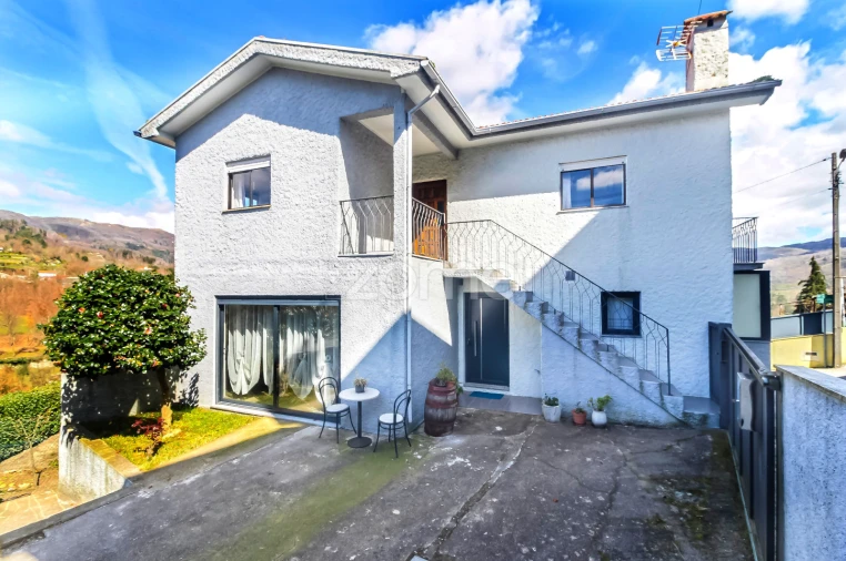 Moradia T4 para Venda em Campelo e Ovil Foto 1