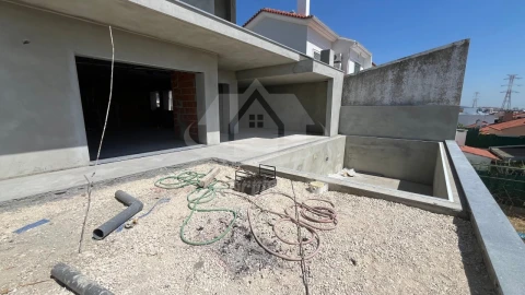 Moradia T4 para Venda em Santa Iria de Azoia, São João da Talha e Bobadela