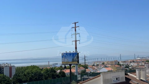 Moradia T4 para Venda em Santa Iria de Azoia, São João da Talha e Bobadela