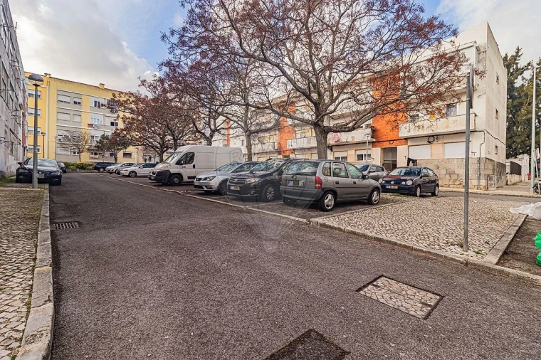Apartamento T2 para Venda em Rio de Mouro Foto 31