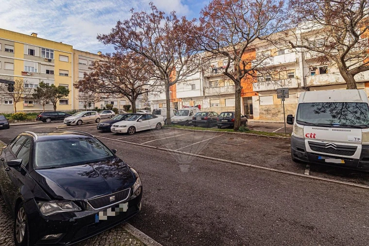 Apartamento T2 para Venda em Rio de Mouro Foto 30