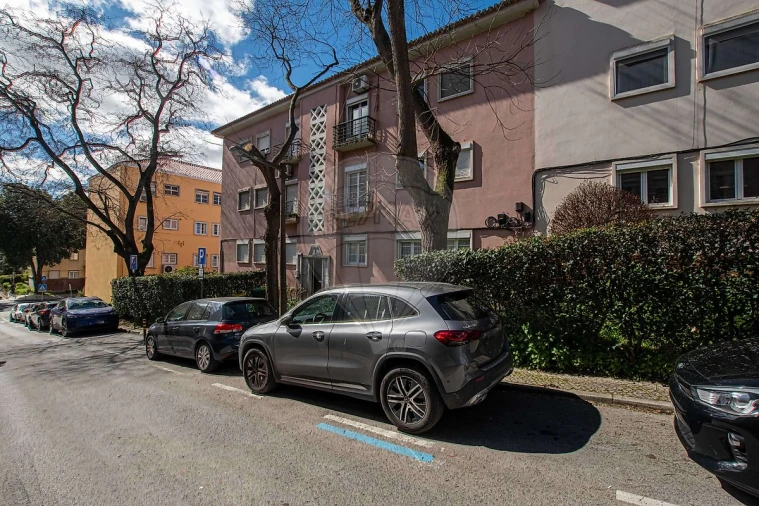 Apartamento T2 para Arrendamento em Alvalade Foto 2