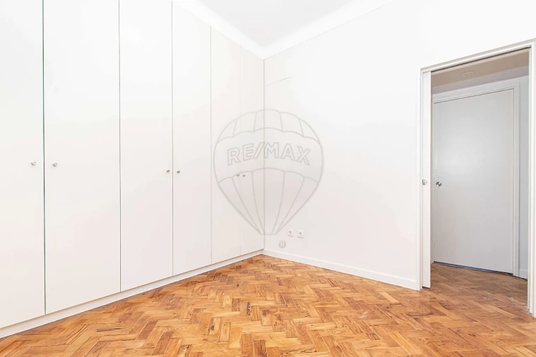 Apartamento T2 para Arrendamento em Alvalade Foto 6