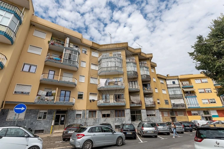 Apartamento T1 para Venda em Sacavém e Prior Velho Foto 8