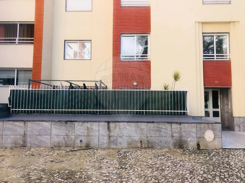 Apartamento T2 para Venda em São Domingos de Rana Foto 3