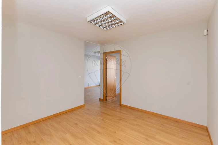 Loja para Arrendamento em Cidade da Maia Foto 17