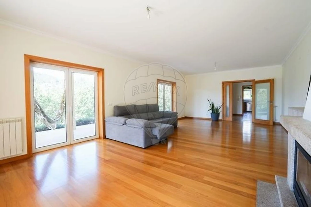 Moradia T4 para Venda em Fonte Arcada e Oliveira Foto 9