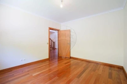 Moradia T4 para Venda em Fonte Arcada e Oliveira