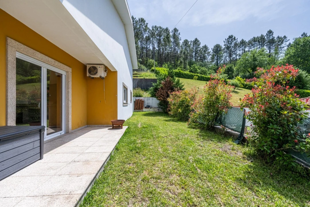Moradia T4 para Venda em Fonte Arcada e Oliveira Foto 3
