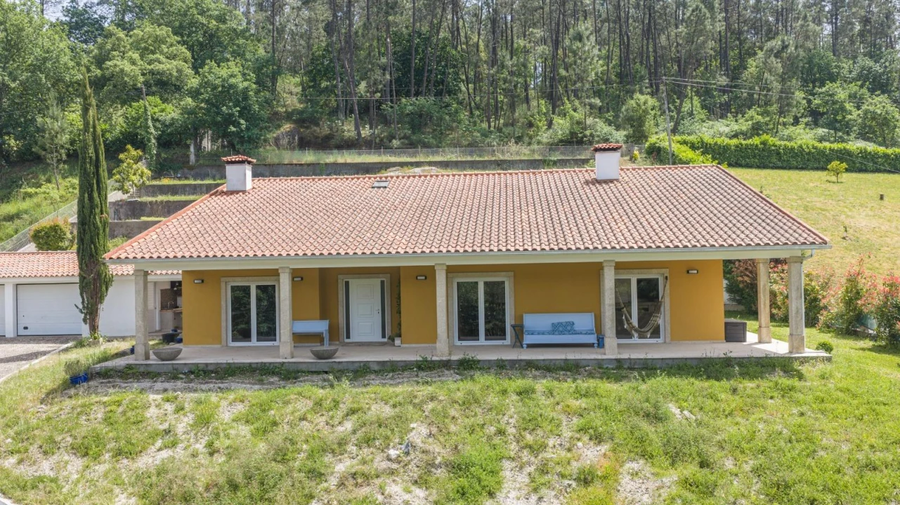 Moradia T4 para Venda em Fonte Arcada e Oliveira Foto 35