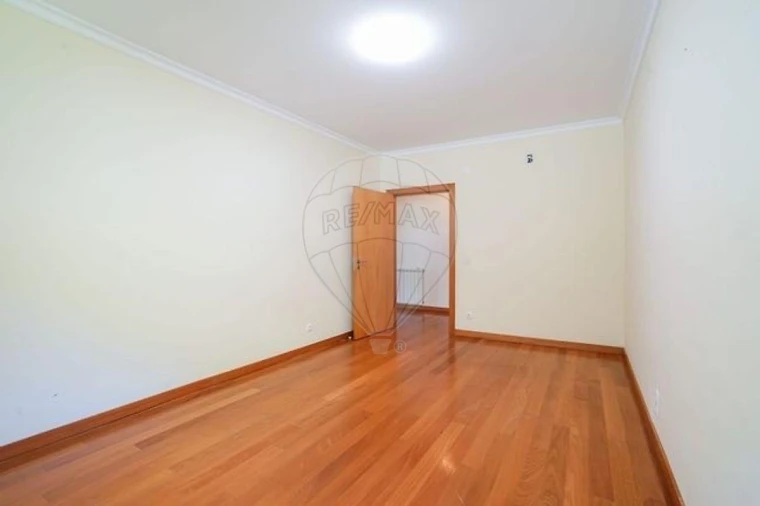 Moradia T4 para Venda em Fonte Arcada e Oliveira Foto 18