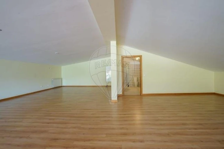 Moradia T4 para Venda em Fonte Arcada e Oliveira Foto 25