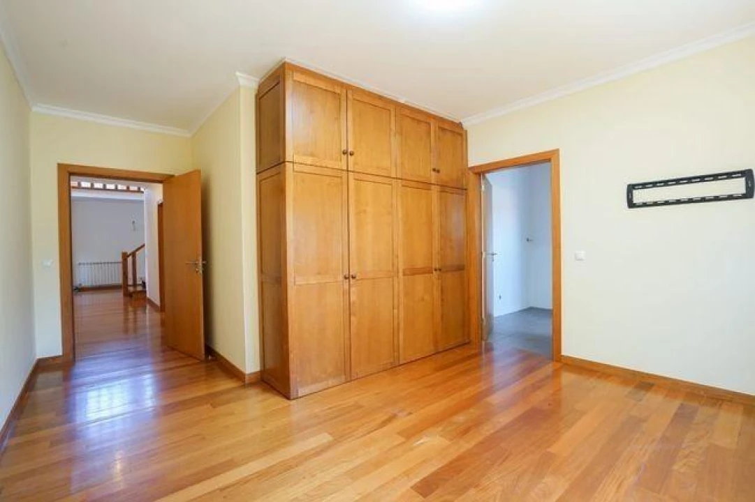 Moradia T4 para Venda em Fonte Arcada e Oliveira Foto 3