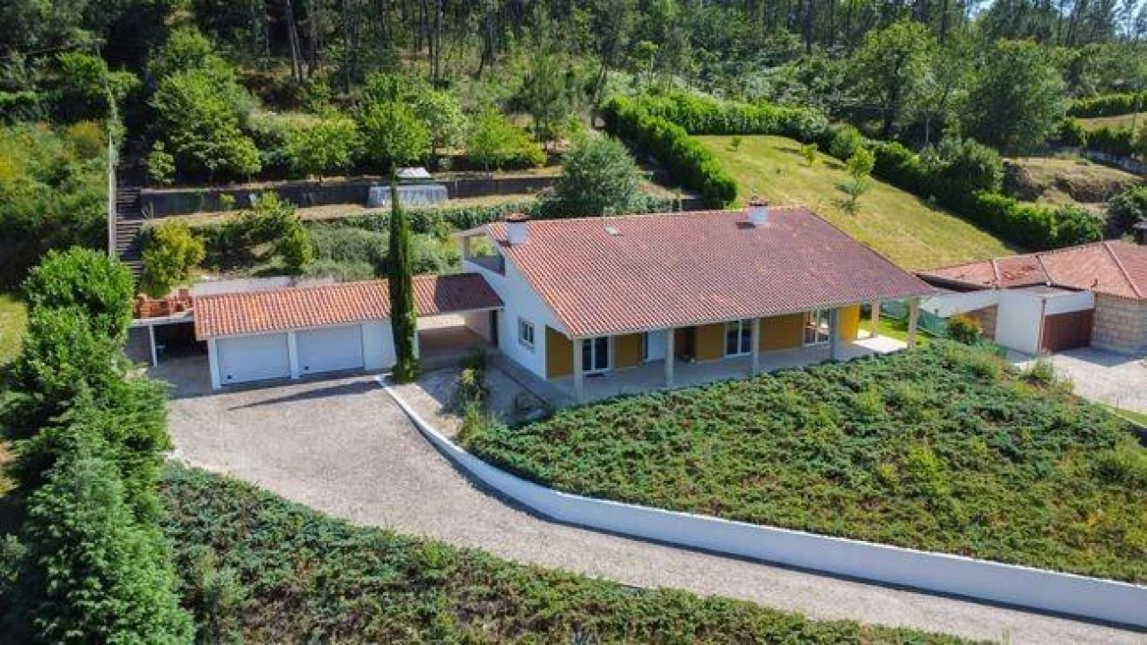 Moradia T4 para Venda em Fonte Arcada e Oliveira Foto 1