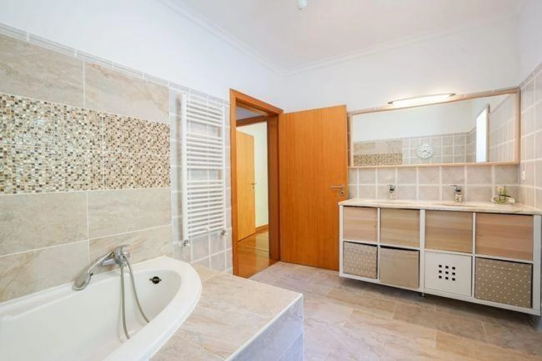 Moradia T4 para Venda em Fonte Arcada e Oliveira Foto 31