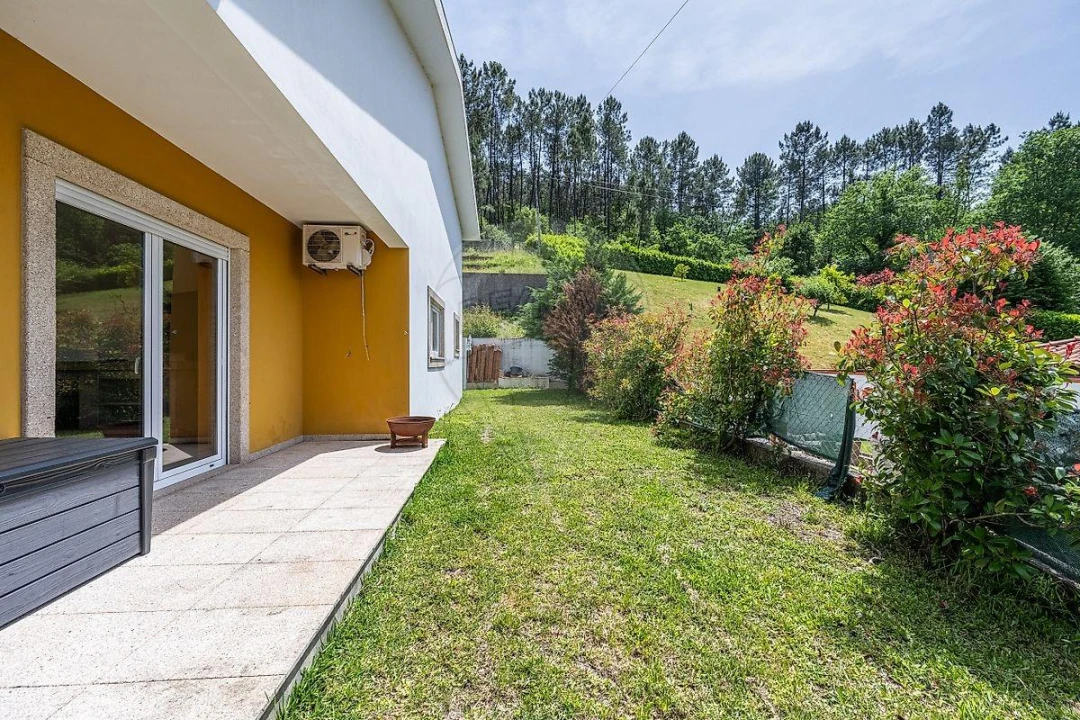 Moradia T4 para Venda em Fonte Arcada e Oliveira Foto 24