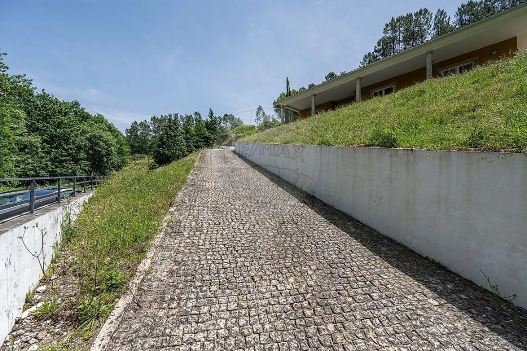 Moradia T4 para Venda em Fonte Arcada e Oliveira Foto 27