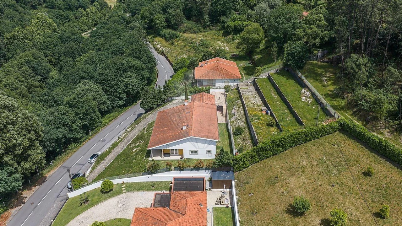 Moradia T4 para Venda em Fonte Arcada e Oliveira Foto 34
