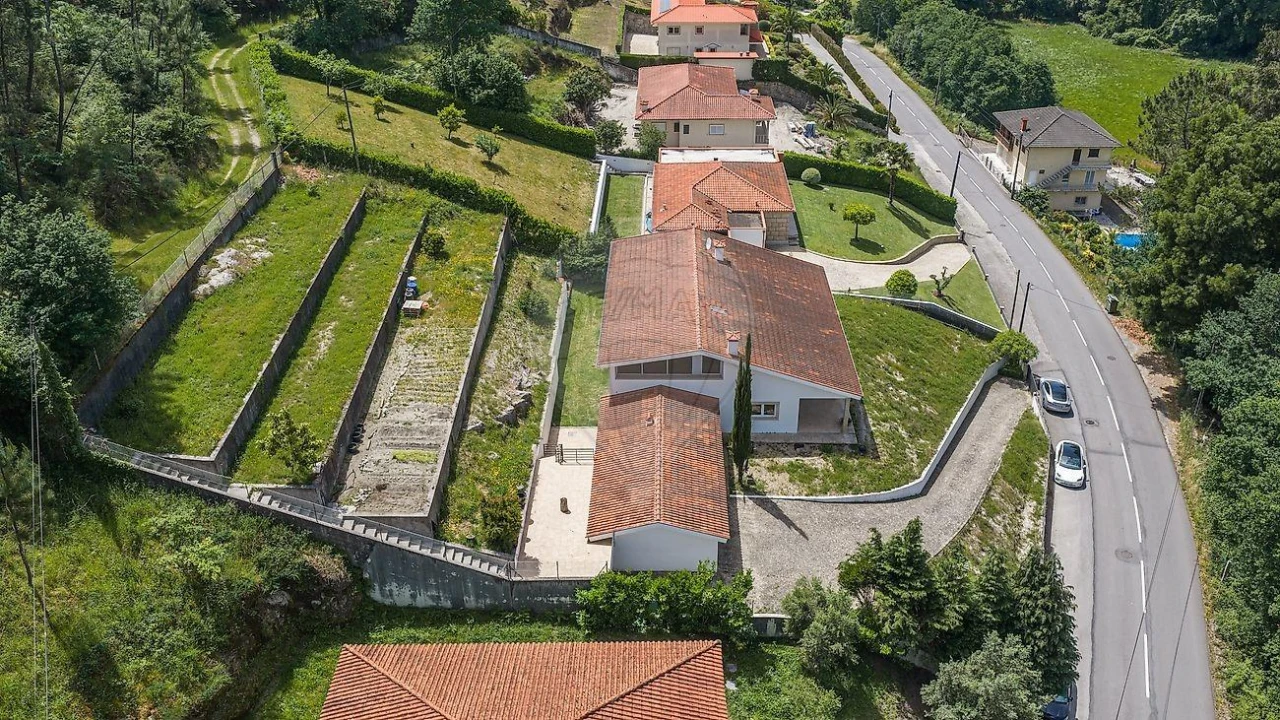Moradia T4 para Venda em Fonte Arcada e Oliveira Foto 37
