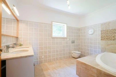 Moradia T4 para Venda em Fonte Arcada e Oliveira