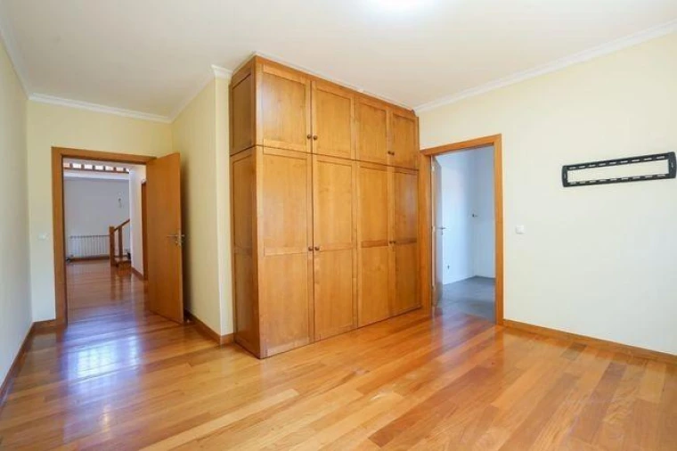 Moradia T4 para Venda em Fonte Arcada e Oliveira Foto 3