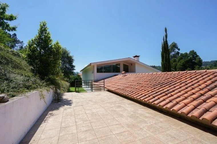 Moradia T4 para Venda em Fonte Arcada e Oliveira Foto 4