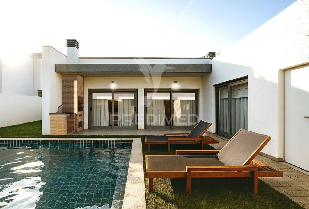 Moradia T4 para Venda em Fernao Ferro Foto 1