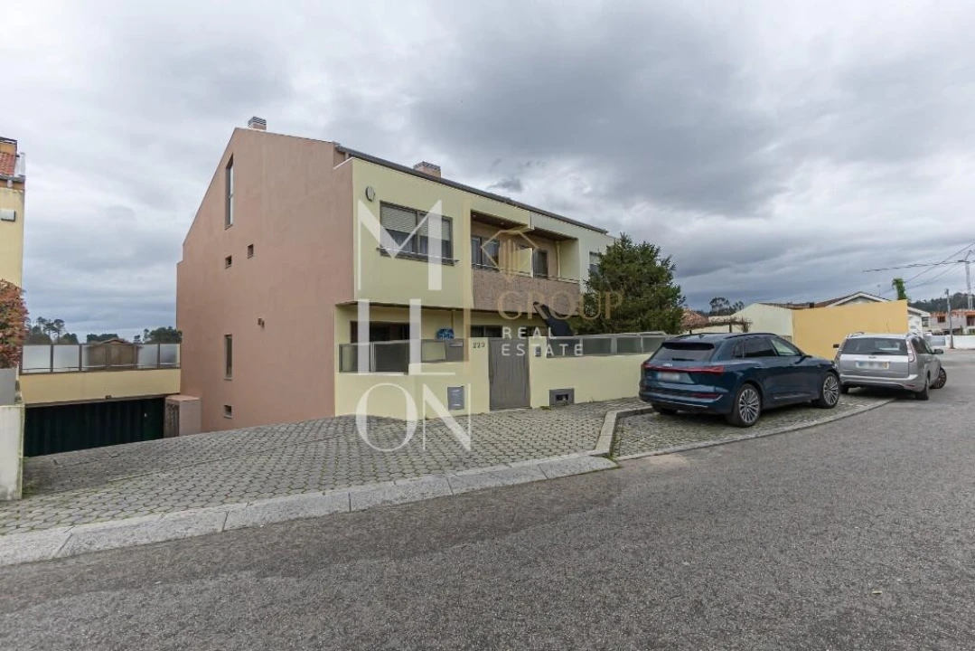 Moradia T4 para Venda em Serzedo e Perosinho Foto 1