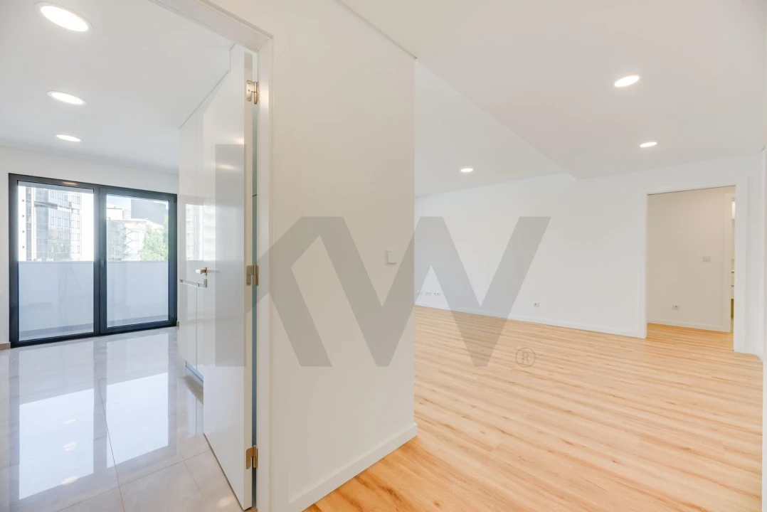 Apartamento T2 para Arrendamento em Campolide Foto 7