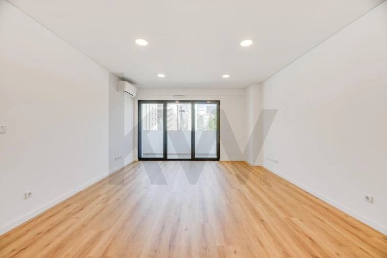 Apartamento T2 para Arrendamento em Campolide Foto 8