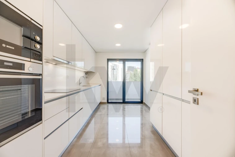 Apartamento T2 para Arrendamento em Campolide Foto 3