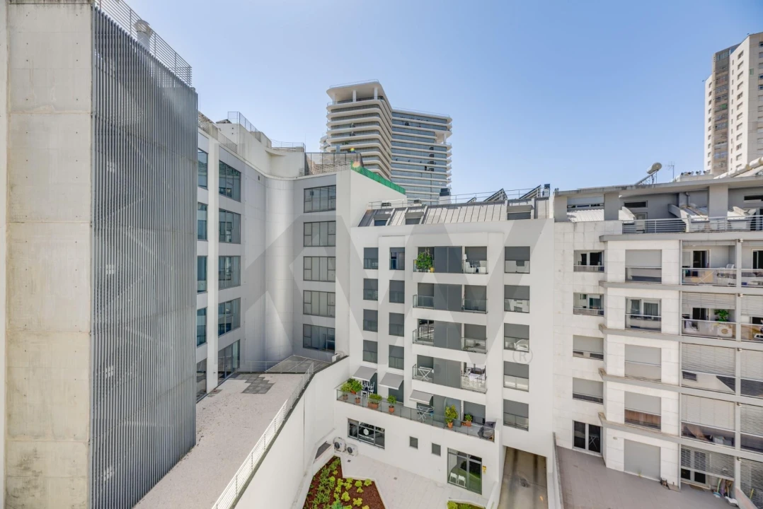 Apartamento T2 para Arrendamento em Campolide Foto 23