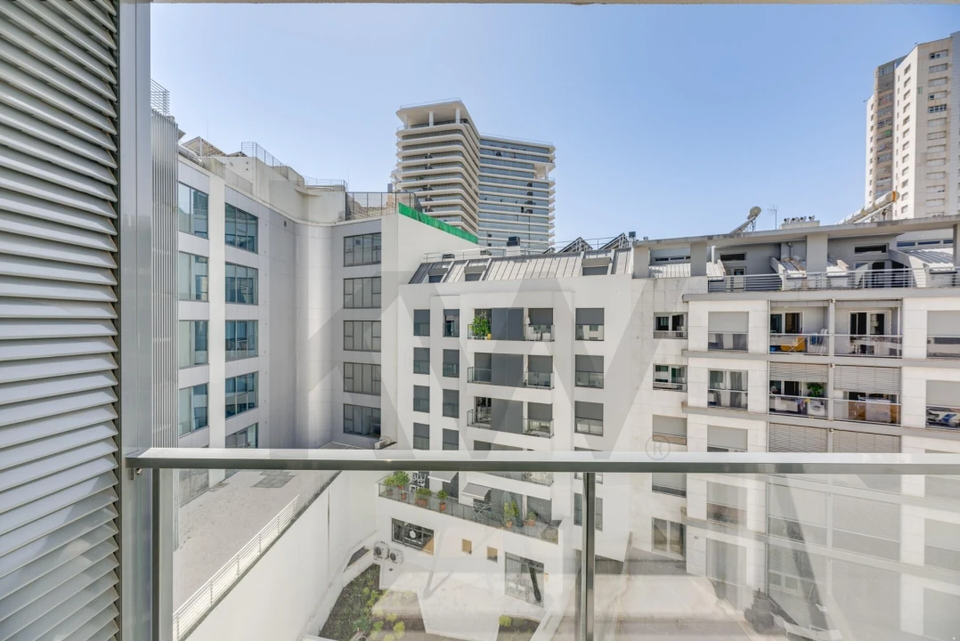 Apartamento T1 para Arrendamento em Campolide Foto 15